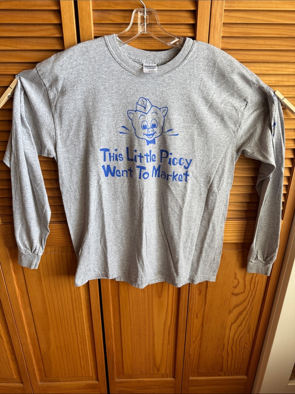Men’s Gray Long-Sleeve Tee with Blue Pig Graphic, Piggly Wiggly in Apalachicola